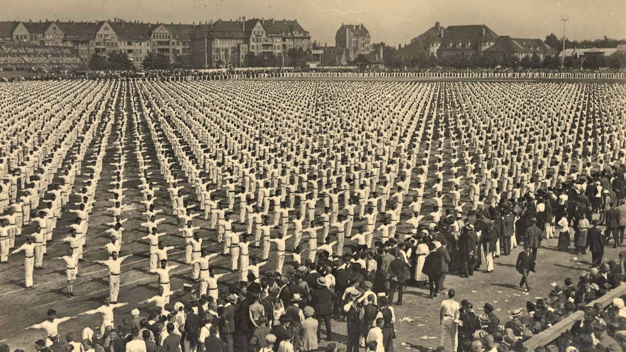 Historische Ansichtskarte zeigt das erste Arbeiter-Turn- und Sportfest 1922 in Leipzig