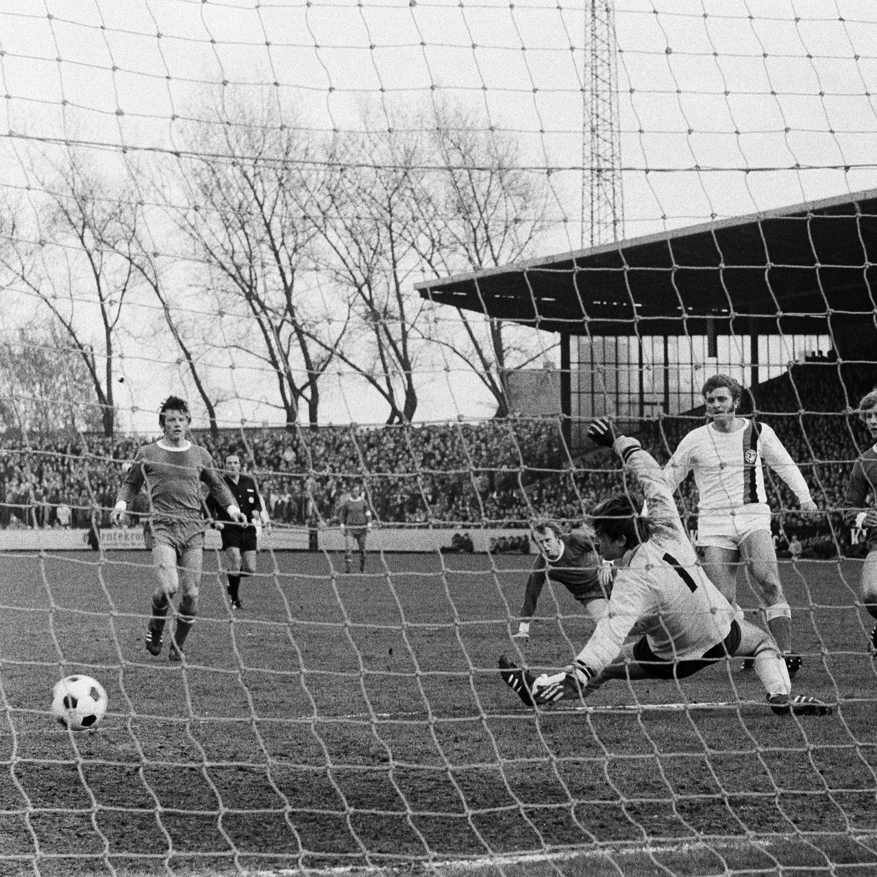 Fussball, Bundesliga 1970/1971, Glueckaufkampfbahn in Gelsenkirchen, FC Schalke 04 gegen Arminia Bielefeld 0:1, Spielszene, Torszene