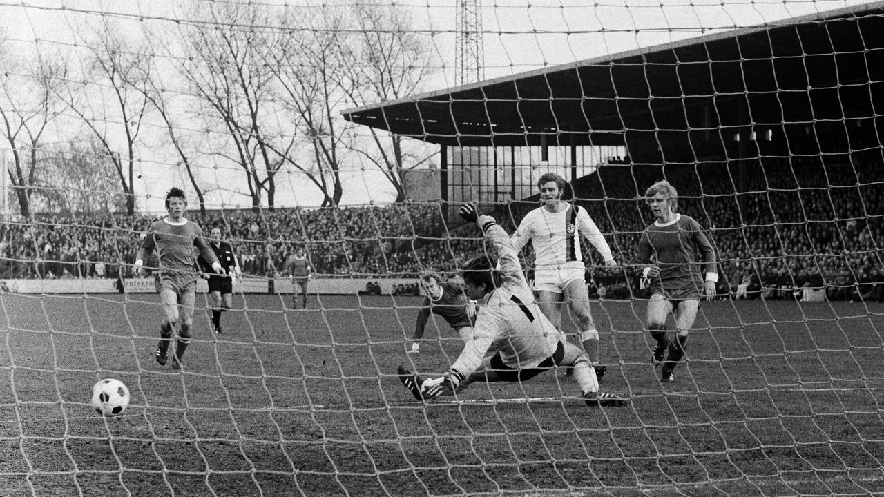 Fussball, Bundesliga 1970/1971, Glueckaufkampfbahn in Gelsenkirchen, FC Schalke 04 gegen Arminia Bielefeld 0:1, Spielszene, Torszene