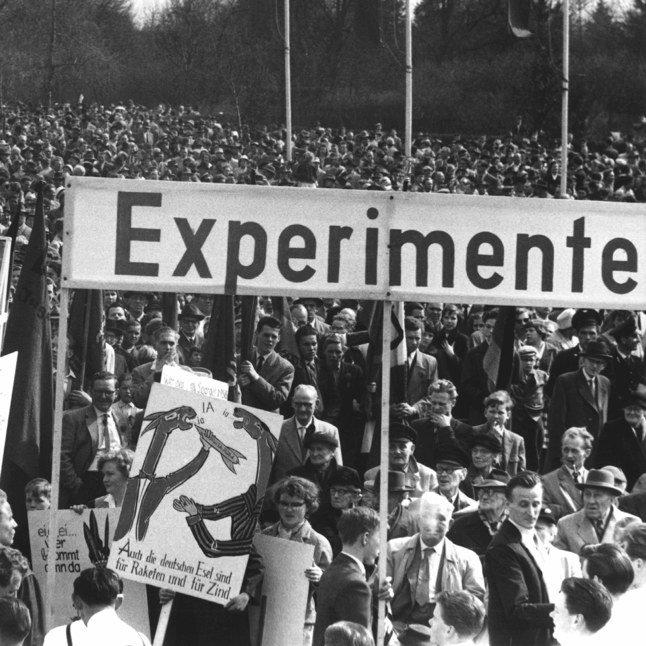 Zehntausende Hamburger marschieren 1958 zur Maikundgebung auf die Stadtwiese in Hamburg