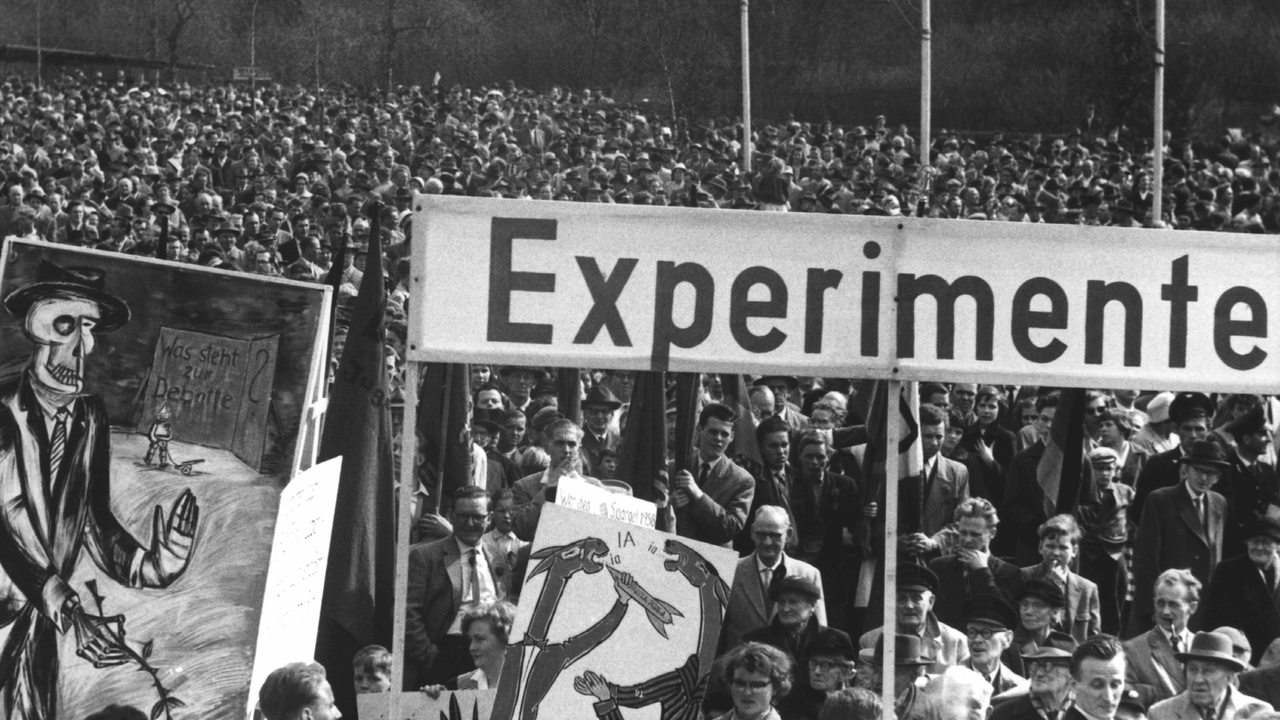 Zehntausende Hamburger marschieren 1958 zur Maikundgebung auf die Stadtwiese in Hamburg