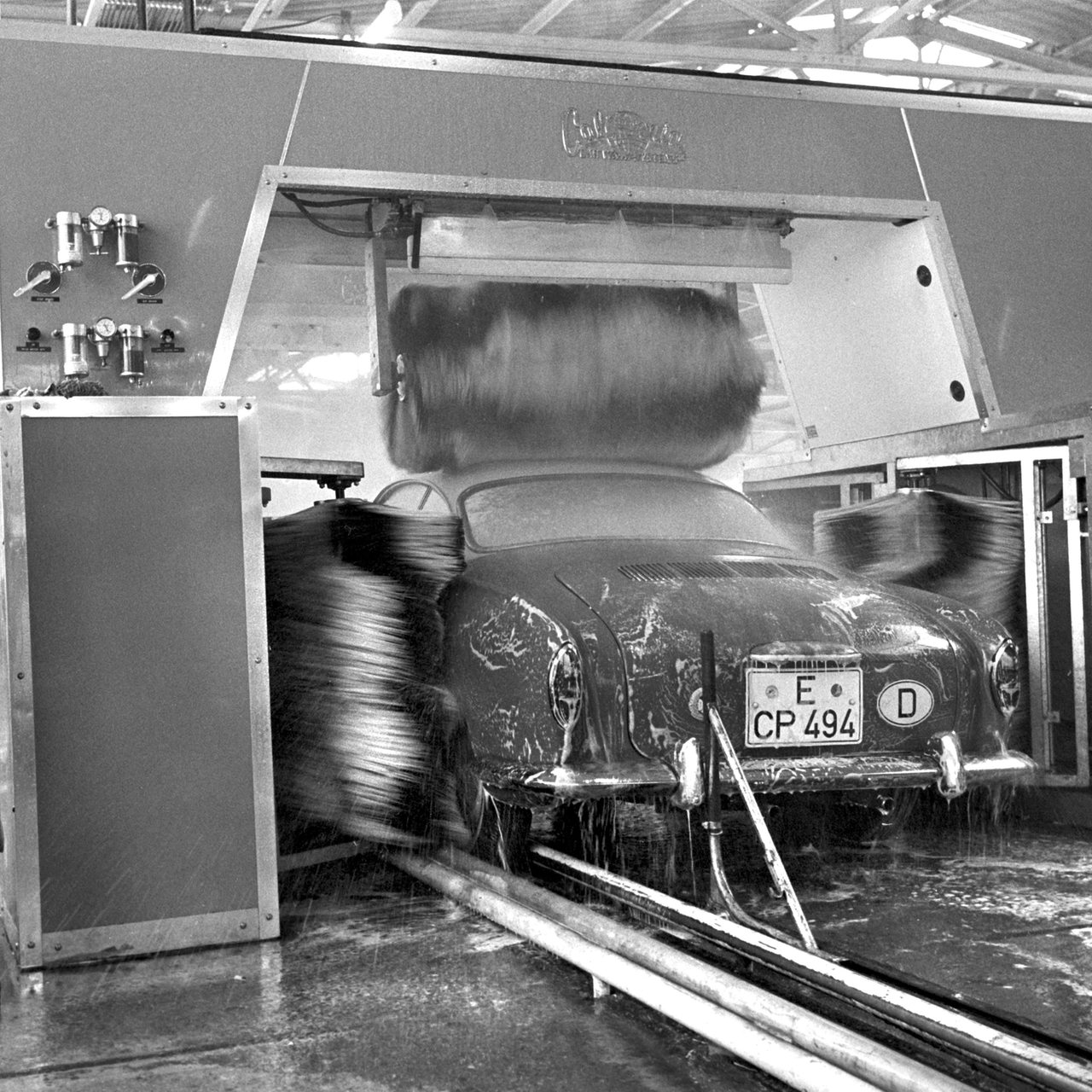 In Essen wird am 11.01.1963 die derzeit größte Autoschnellwaschanlage Europas in Betrieb genommen.