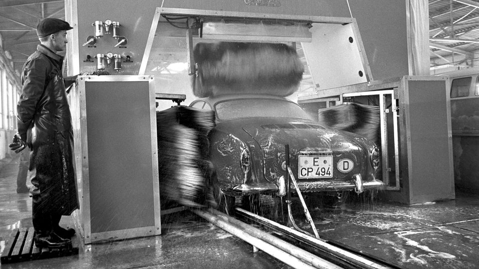In Essen wird am 11.01.1963 die derzeit größte Autoschnellwaschanlage Europas in Betrieb genommen.
