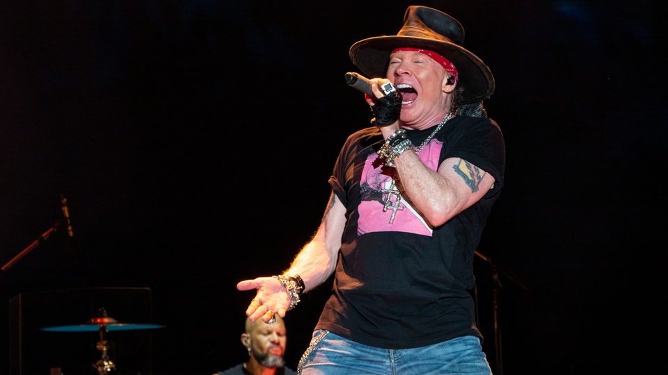 Axl Rose, Sänger der Rock Band Guns N'Roses, auf der Bühne im August 2021