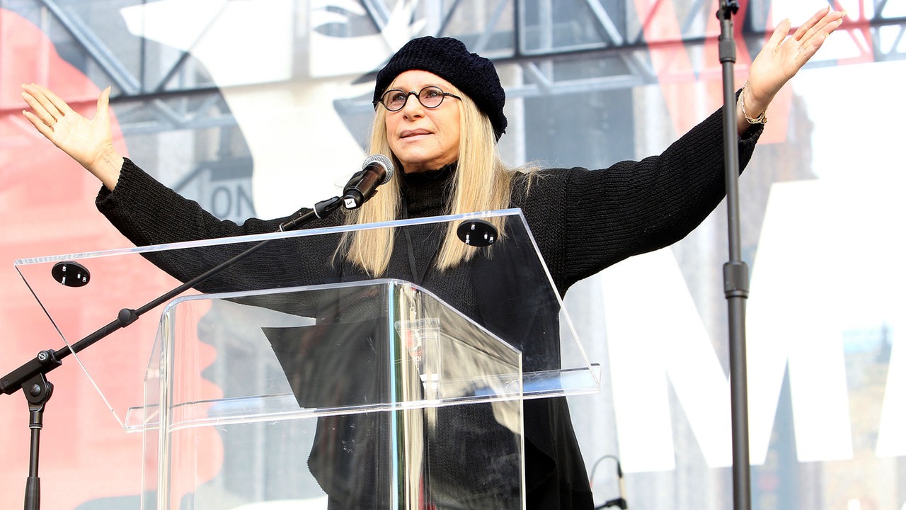 Porträt von Babra Streisand mit Brille und Baskenmütze während des Frauenmarsches 2017 in L.A.