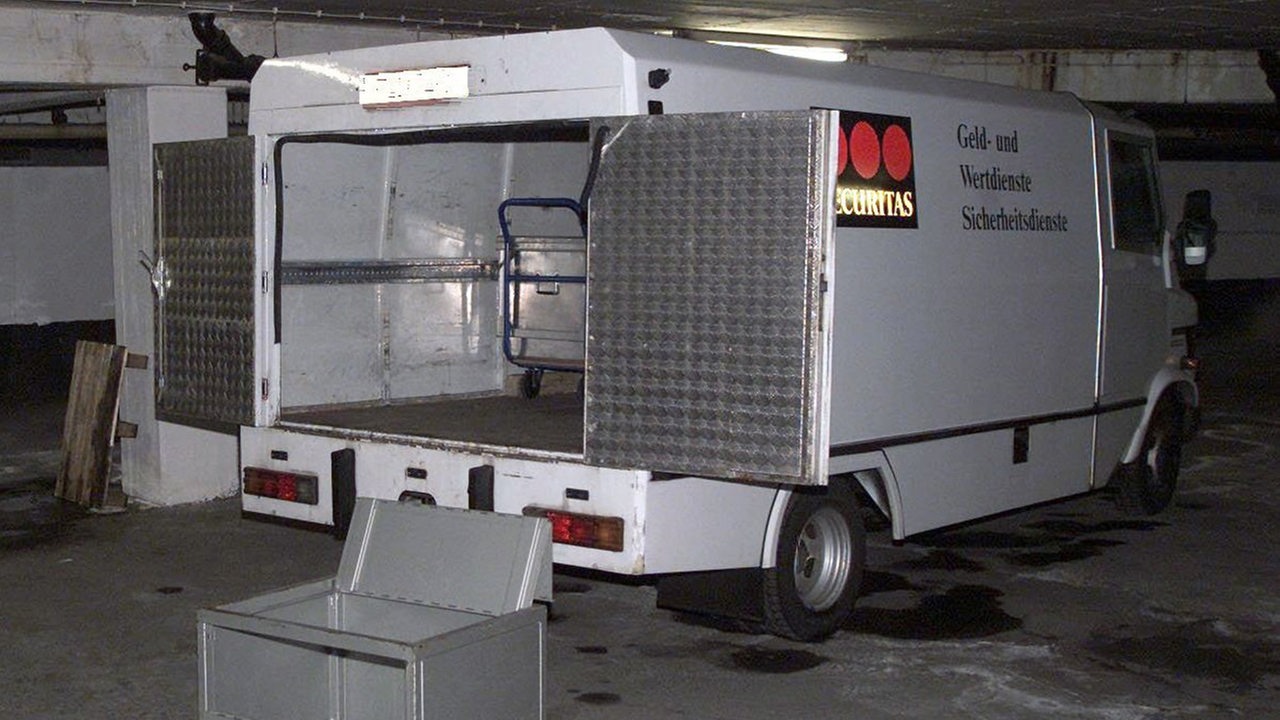 Ein leer geräumter Geldtransporter der Firma Securitas am 25.2.2002