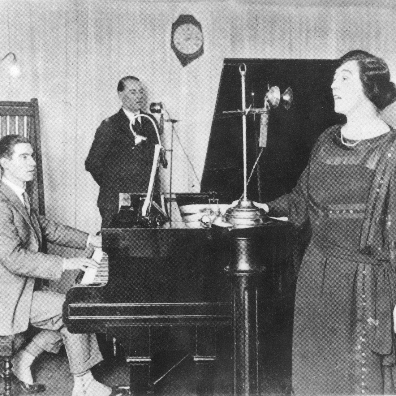 Szene aus den ersten Tagen der BBC: Olive Sturgess und John Huntingdon singen ein Duett im BBC Marconi House