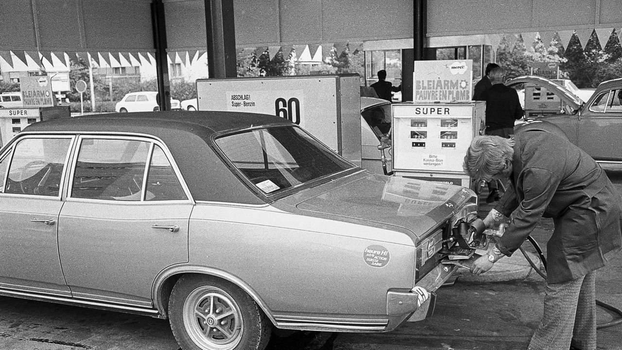 Tanken von bleiarmem Superbenzin, 1971 (Archivbild)