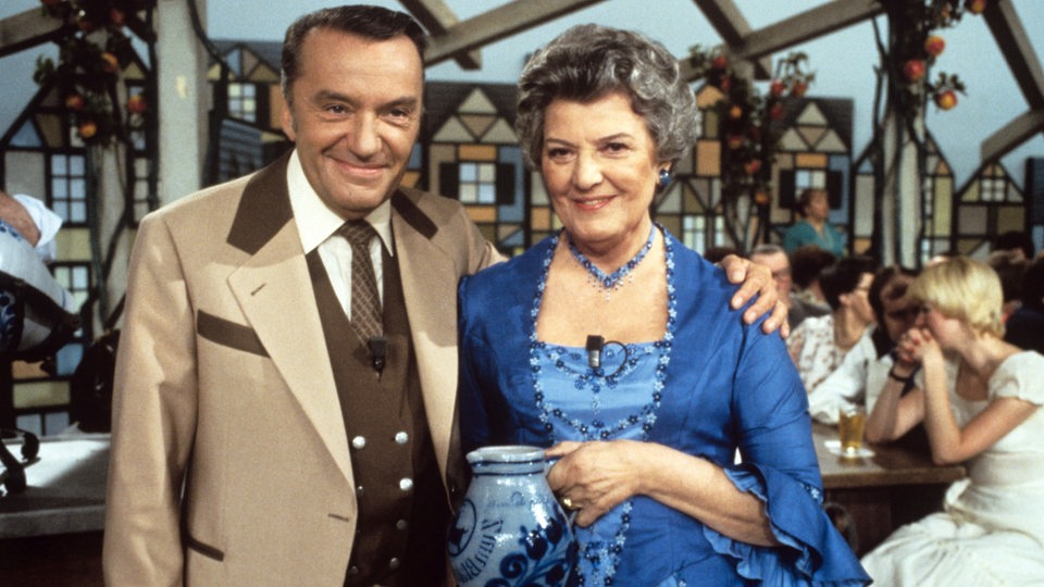 Lia Wöhr und Heinz Schenk als Gastgeber der TV-Unterhaltungssendung "Zum Blauen Bock" im Jahr 1979