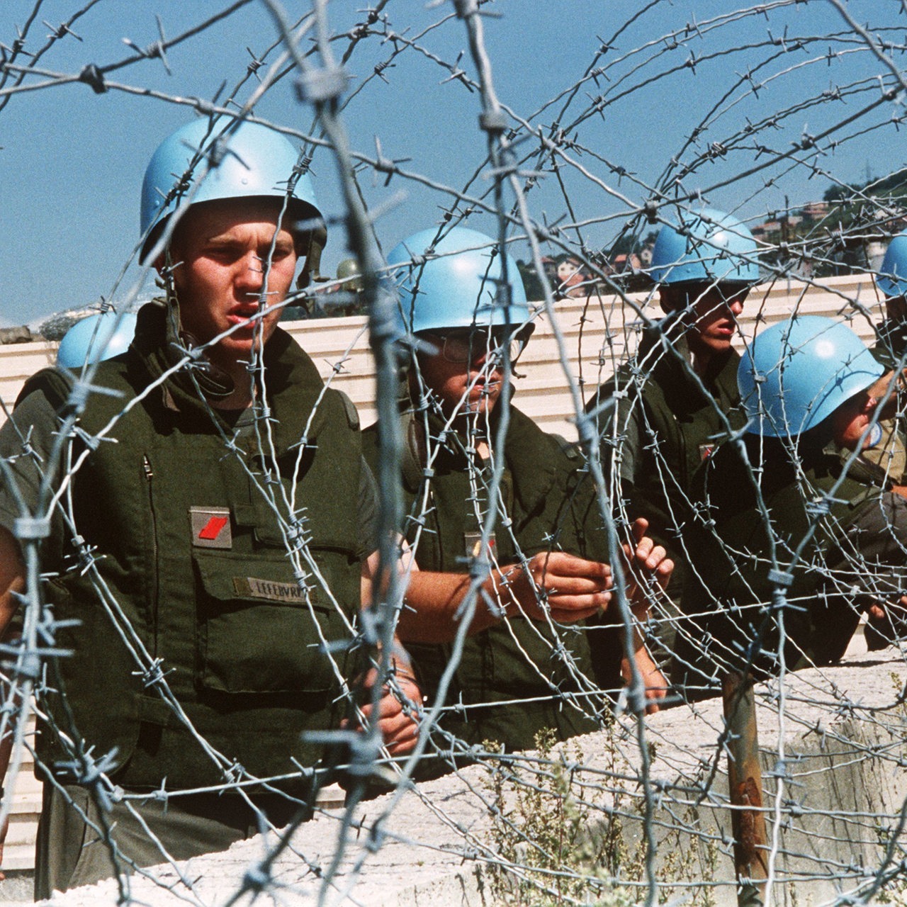 Französische Blauhelm-Soldaten arbeiten 1992 an der Befestigung ihres Lagers in Sarajevo. (Archivbild)