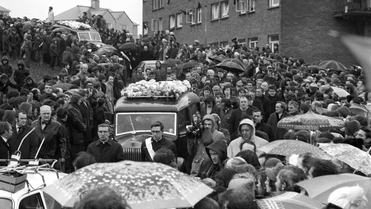 Eine Menschenmenge begleitet die Leichenwagen während des Beerdigungzuges Anfang Februar 1972 in Londonderry, Irland