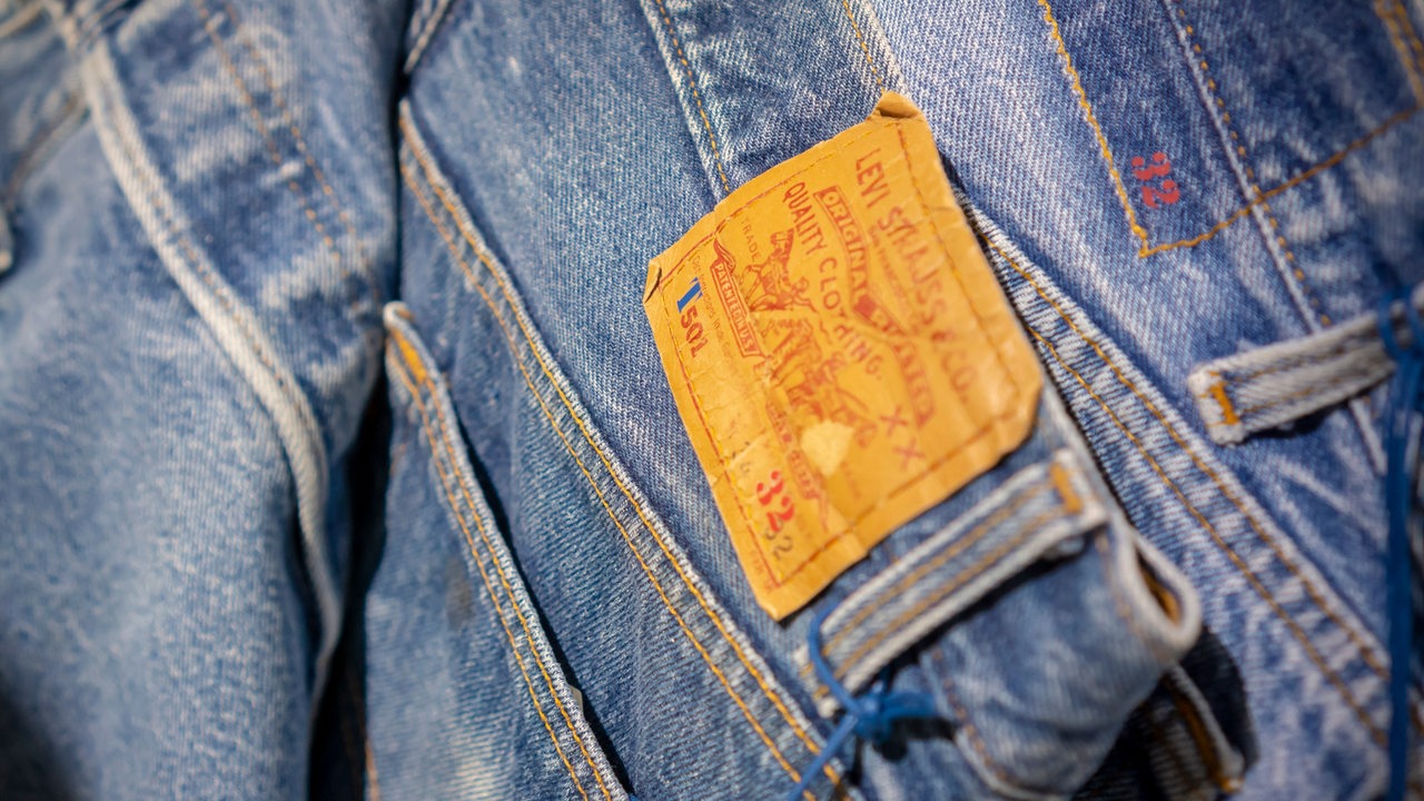 Eine Blue Jeans mit markantem Etikett von Levi Strauss