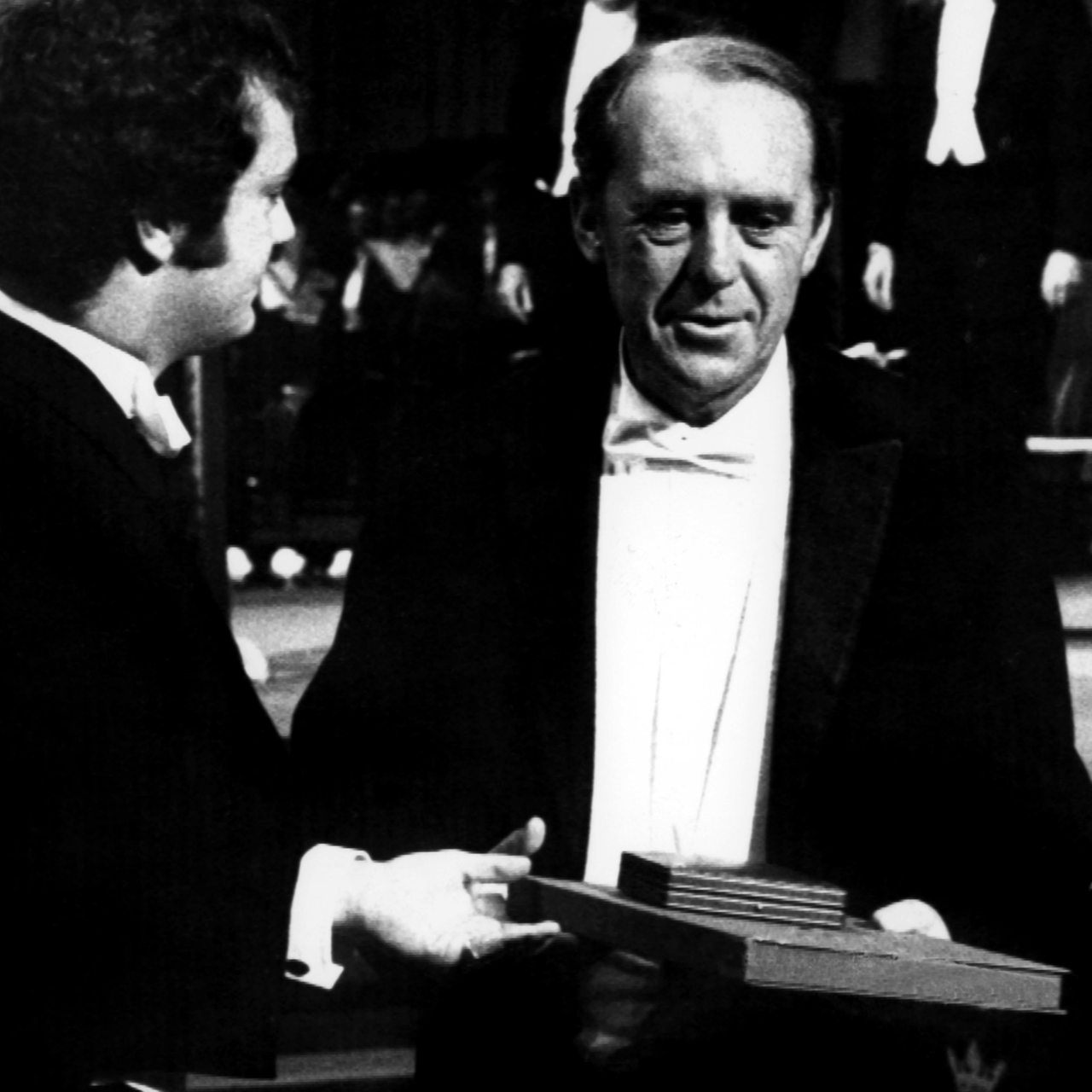 Der deutsche Schriftsteller Heinrich Böll (r) wird am 19.10.1972 von Kronprinz Carl Gustaf in Stockholm mit dem Nobelpreis für Literatur ausgezeichnet