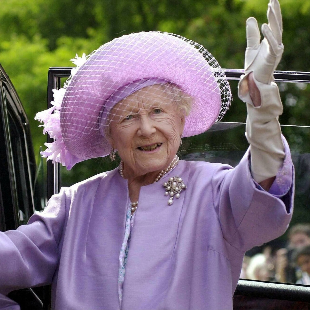 Die britische Königinmutter "Queen Mum" (Elizabeth Bowes-Lyon) in rosa Gaderobe winkt am Auto