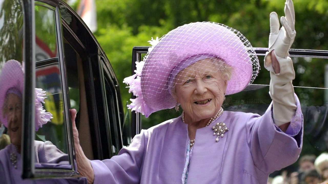 Die britische Königinmutter "Queen Mum" (Elizabeth Bowes-Lyon) in rosa Gaderobe winkt am Auto