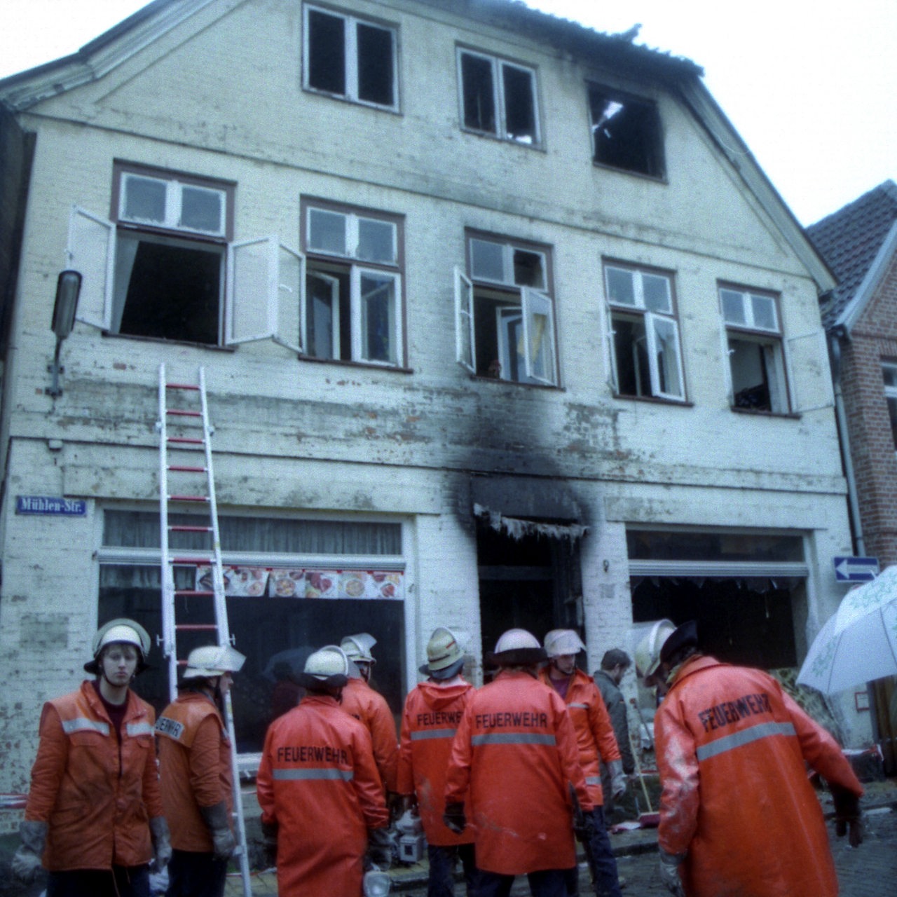 Feuerwehrmänner vor dem Haus in Mölln, in dem drei Türkinnen einem Brandanschlag zum Opfer fielen (Archivbild)