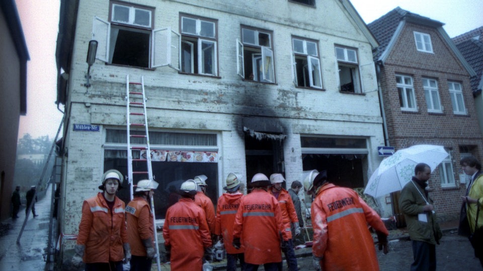 Feuerwehrmänner vor dem Haus in Mölln, in dem drei Türkinnen einem Brandanschlag zum Opfer fielen (Archivbild)