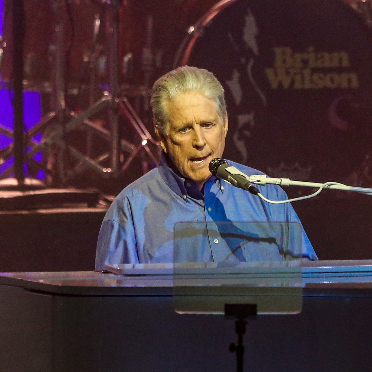 Der Musiker Brian Wilson im Oktober 2021 am Klavier