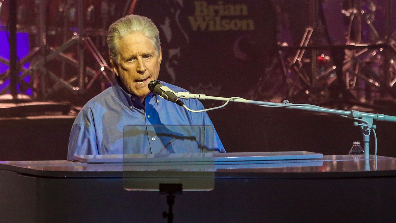 Der Musiker Brian Wilson im Oktober 2021 am Klavier