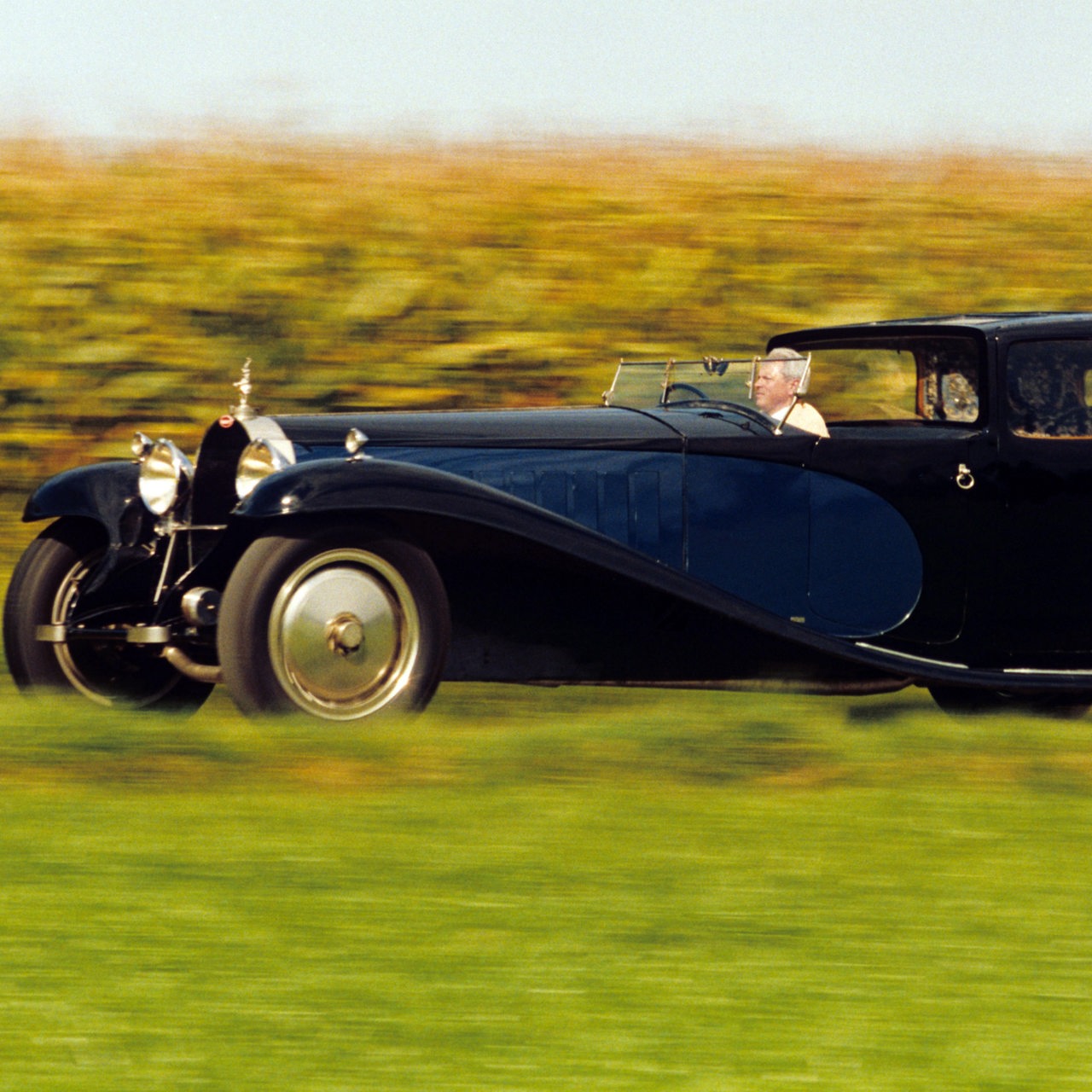 Einer von weltweit sechs existierenden Bugatti Royale und persönliches Fahrzeug des französischen Automobilkonstrukteurs Ettore Bugatti (1881-1947), aufgenommen am 08.09.1993 auf einer Landstraße im Elsaß während seiner ersten Fahrt nach dem Todesjahr Bugattis 1947.