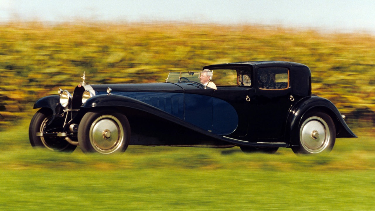 Einer von weltweit sechs existierenden Bugatti Royale und persönliches Fahrzeug des französischen Automobilkonstrukteurs Ettore Bugatti (1881-1947), aufgenommen am 08.09.1993 auf einer Landstraße im Elsaß während seiner ersten Fahrt nach dem Todesjahr Bugattis 1947.