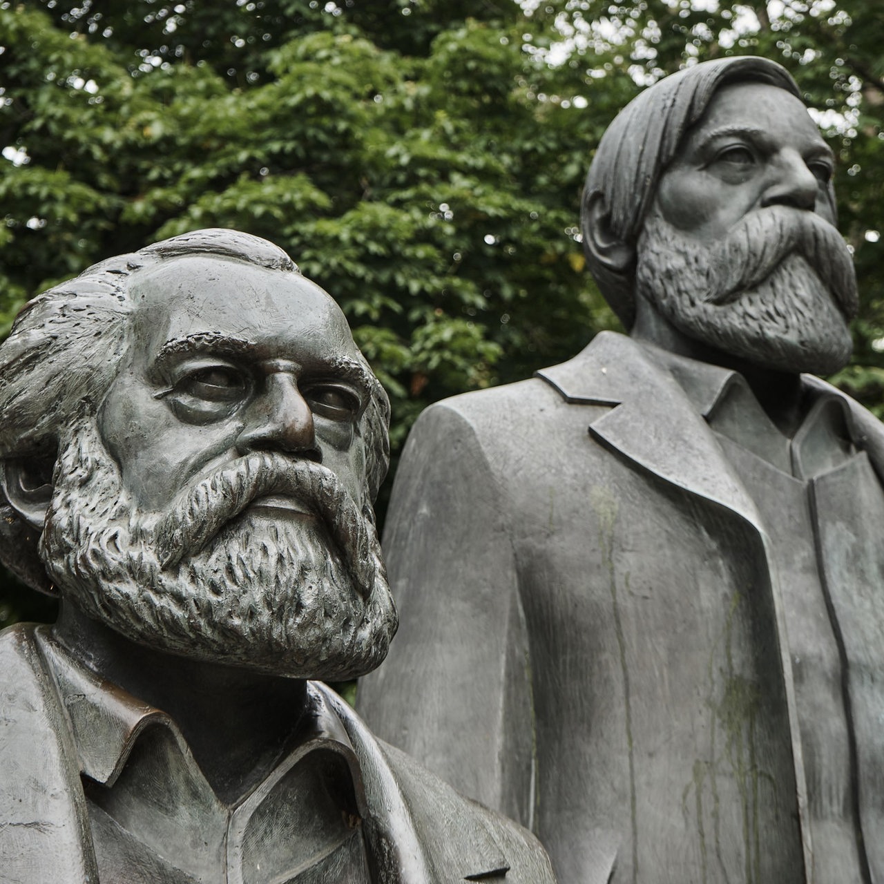 Denkmal für Karl Marx und Friedrich Engels von Ludwig Engelhardt in Berlin (Archivbild)
