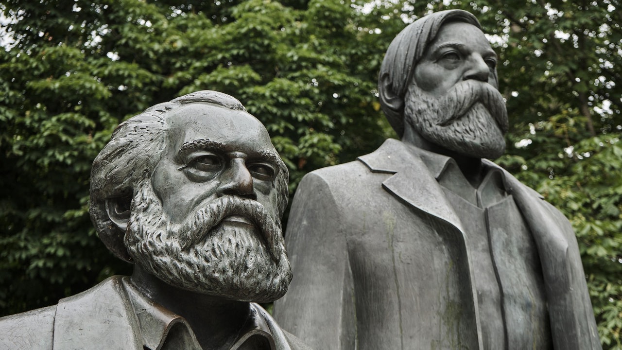 Denkmal für Karl Marx und Friedrich Engels von Ludwig Engelhardt in Berlin (Archivbild)