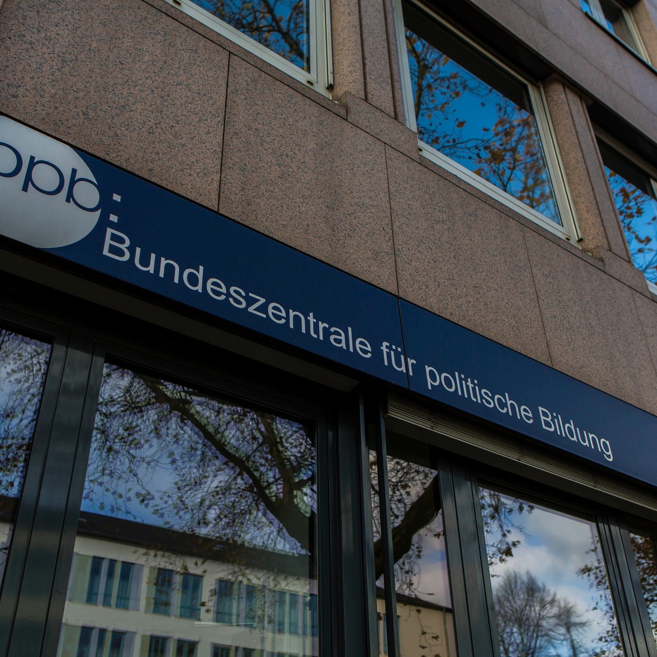 Die Bundeszentrale für politische Bildung (bpb) wurde am 25. November 1952 als Bundeszentrale für Heimatdienst in der Bundesrepublik Deutschland gegründet.
