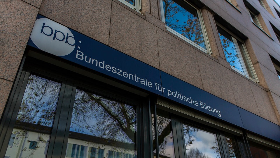 Die Bundeszentrale für politische Bildung (bpb) wurde am 25. November 1952 als Bundeszentrale für Heimatdienst in der Bundesrepublik Deutschland gegründet.