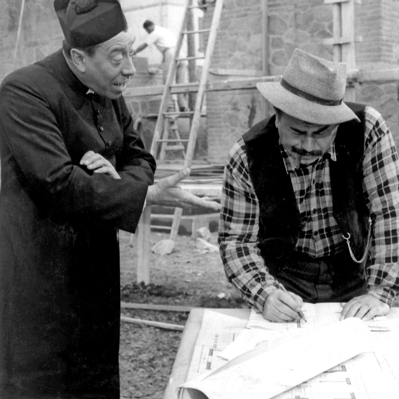 Szene aus dem Film "Don Camillo und Peppone" aus dem Jahr 1952 mit Fernandel (l) als katholischer Priester Don Camillo und Gino Cervi (r) als kommunistischer Bürgermeister Peppone. 