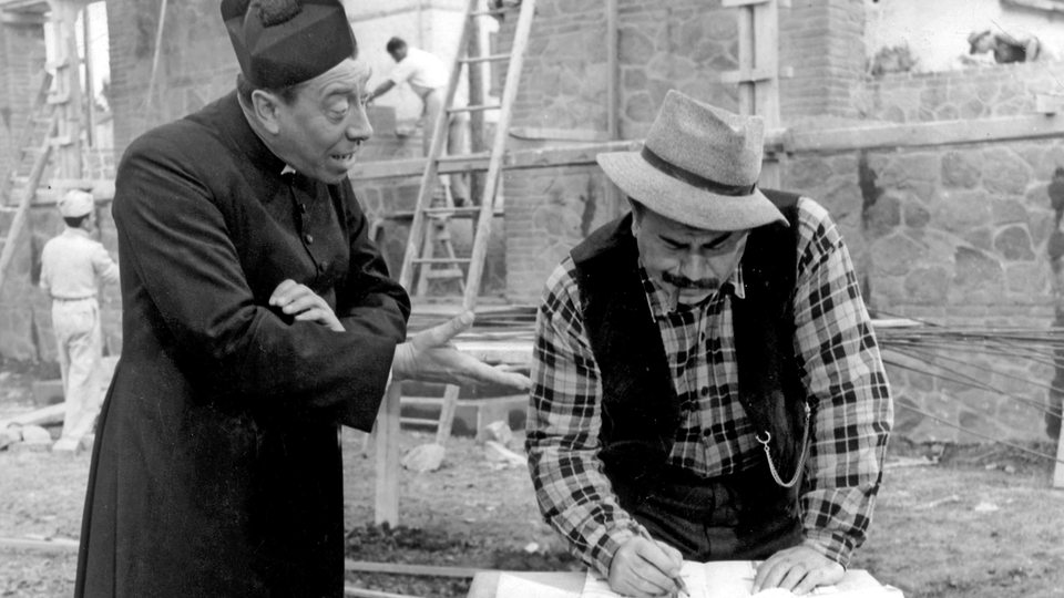 Szene aus dem Film "Don Camillo und Peppone" aus dem Jahr 1952 mit Fernandel (l) als katholischer Priester Don Camillo und Gino Cervi (r) als kommunistischer Bürgermeister Peppone. 