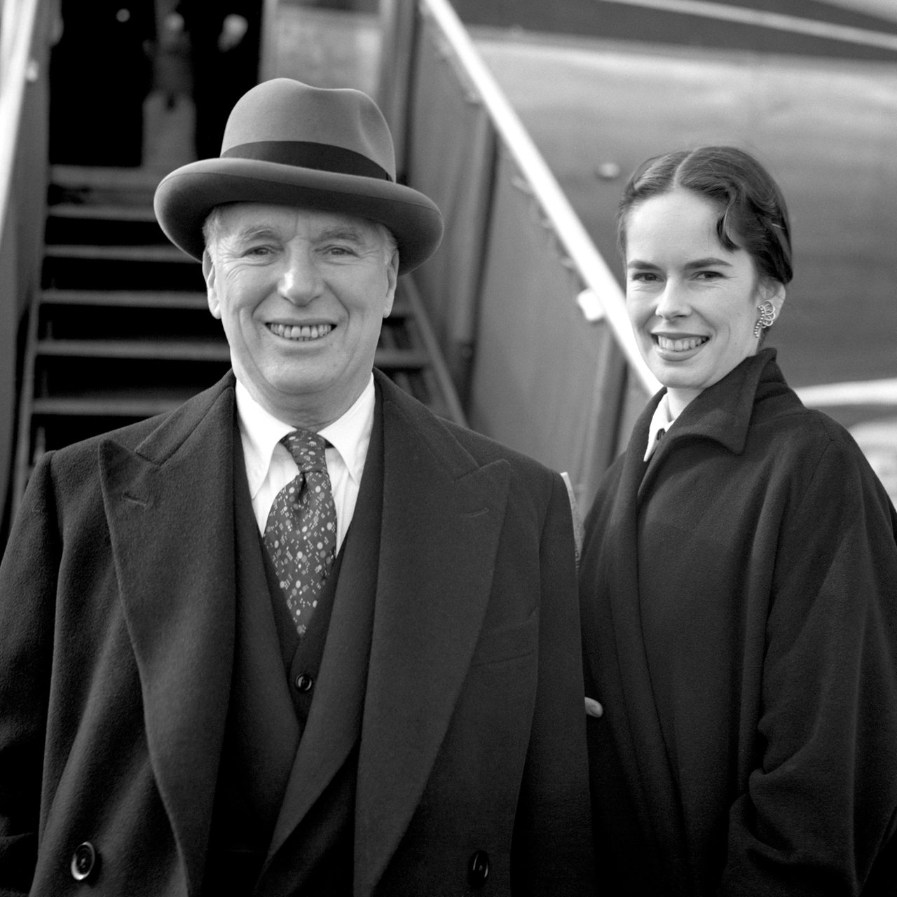 Charlie Chaplin mit seiner Frau am Flughafen von Paris 1952