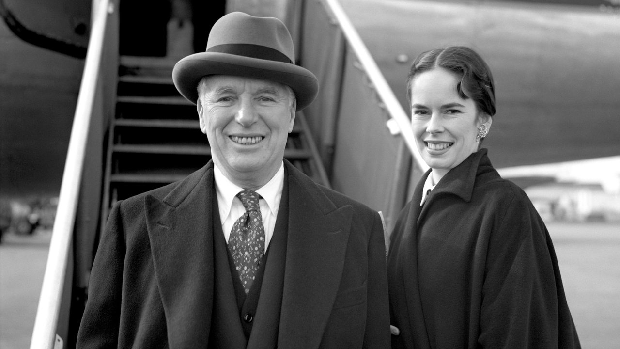 Charlie Chaplin mit seiner Frau am Flughafen von Paris 1952