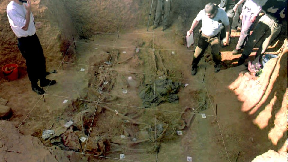 Kubanische und argentinische Anthropologen haben unter einer alten Landepiste in Vallegrande / Bolivien das Skelett von Che Guevara exhumiert.