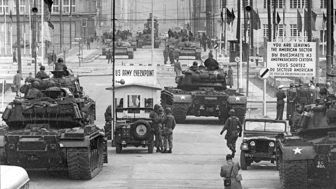 Konfrontation amerikanischer und sowjetischer Panzer am Grenzübergang "Checkpoint Charlie" in Berlin am 27.10.1961 (Archivbild)