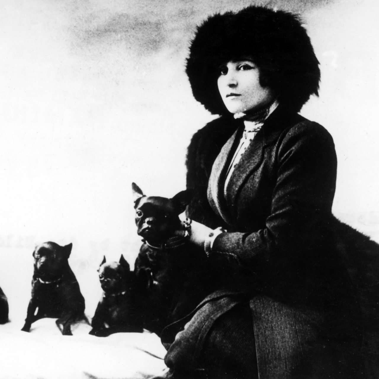 Die französische Schriftstellerin, Varietekünstlerin und Journalistin Colette posiert mit ihren Hunden. (Undatiertes Archivbild) 