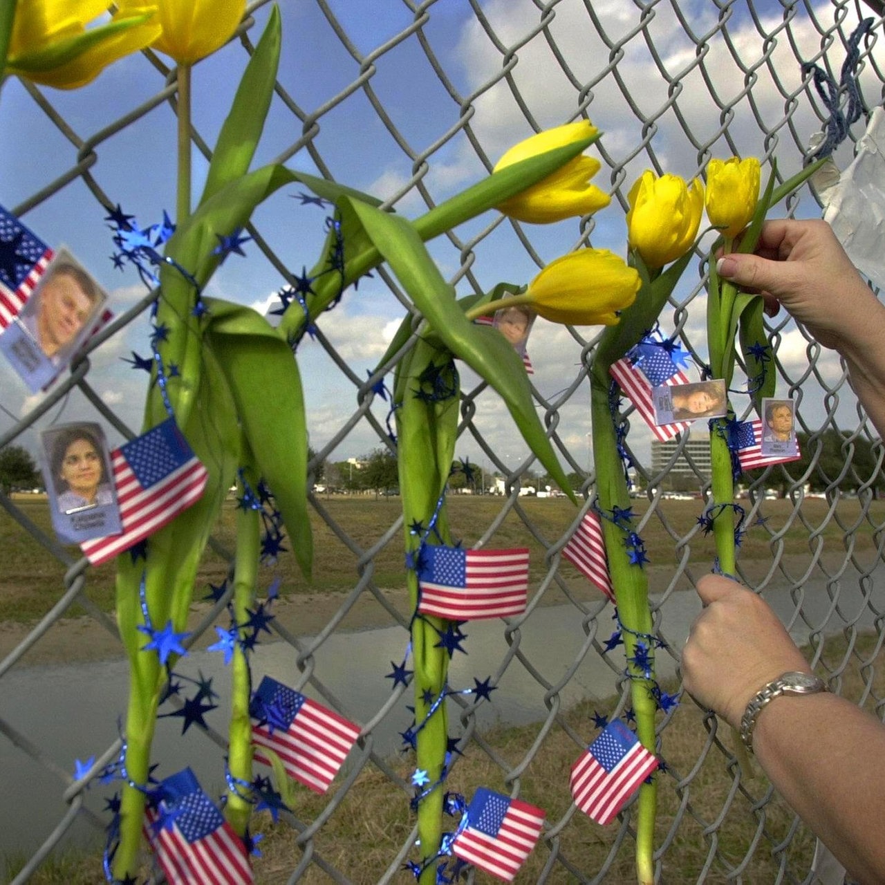 Blumen und Bilder der verunglückten Astronaten an einem Zaun des Houston Space Centers (Archivbild)