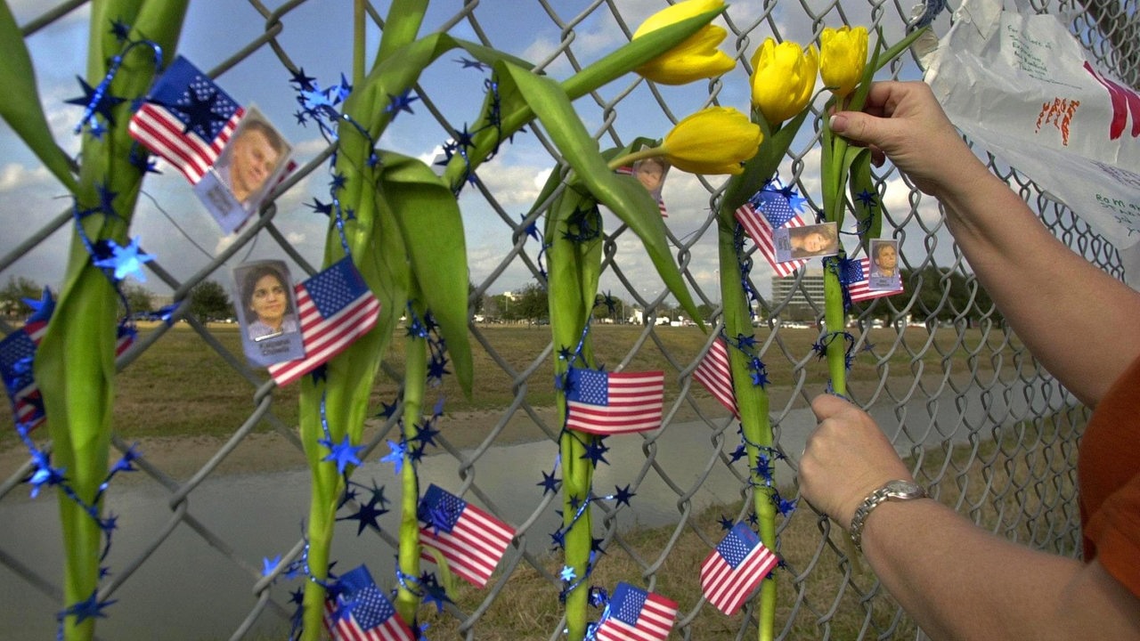 Blumen und Bilder der verunglückten Astronaten an einem Zaun des Houston Space Centers (Archivbild)