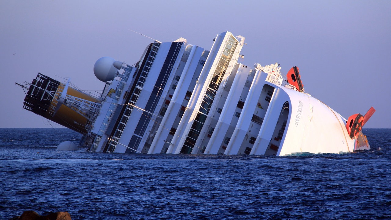 Die Kreuzfahrtschiff "Costa Concordia" liegt havariert vor der Küste von Norditalien