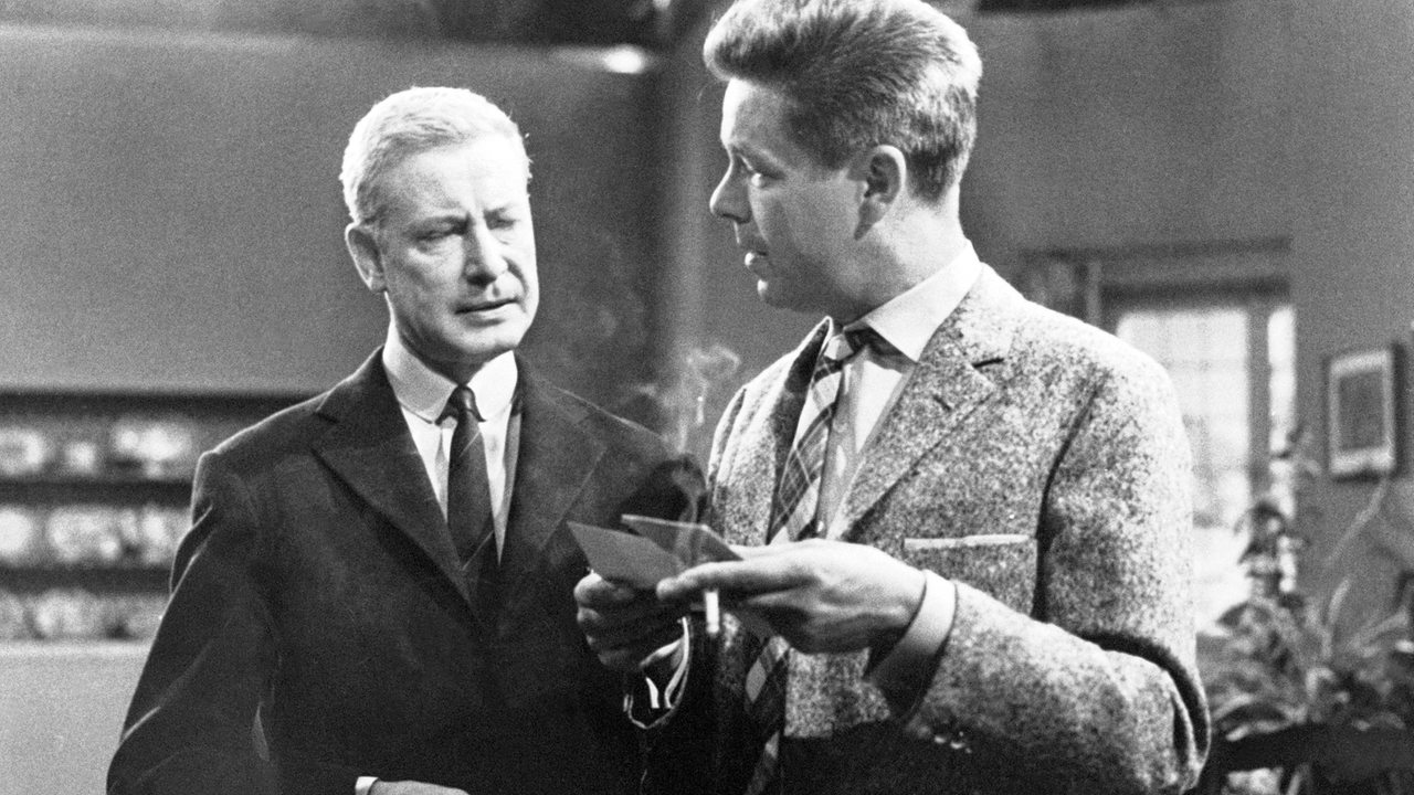 Inspektor Harry Yates (Heinz Drache, r) spricht in einer Szene des TV-Mehrteilers "Das Halstuch" (1962) nach dem Roman von Francis Durbridge mit dem Maler John Hopedean (Dieter Borsche, l).