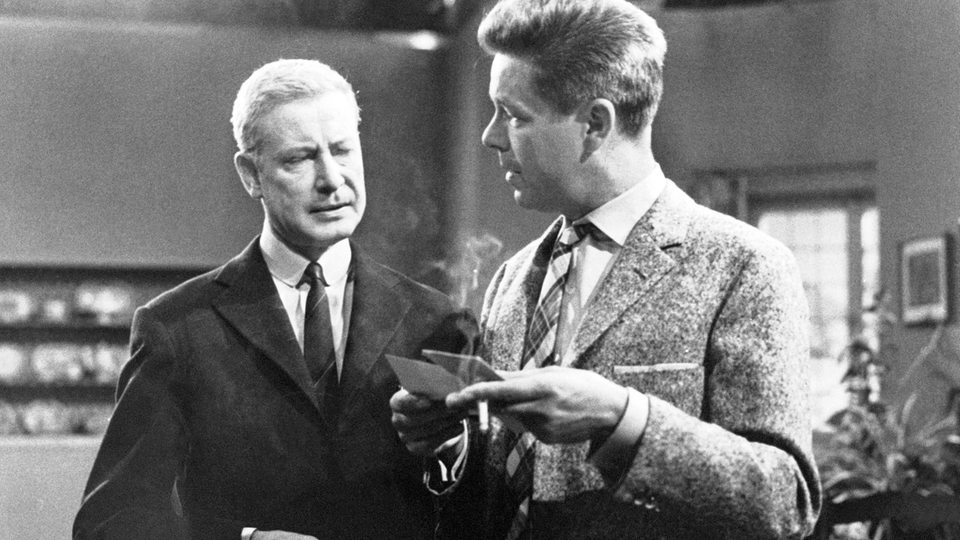 Inspektor Harry Yates (Heinz Drache, r) spricht in einer Szene des TV-Mehrteilers "Das Halstuch" (1962) nach dem Roman von Francis Durbridge mit dem Maler John Hopedean (Dieter Borsche, l).