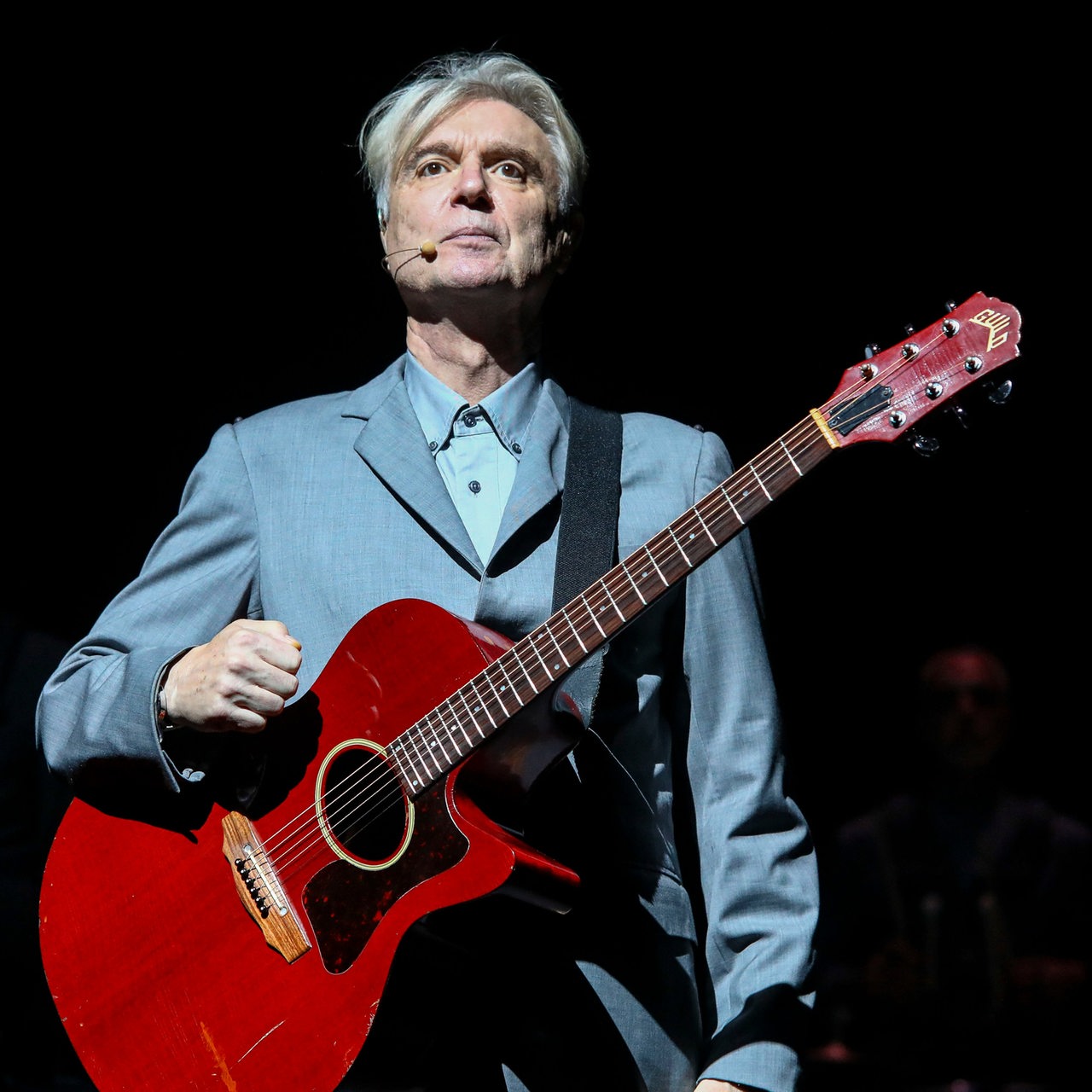 Der Musiker und Komponist David Byrne mit Gitarre 2021 in New York