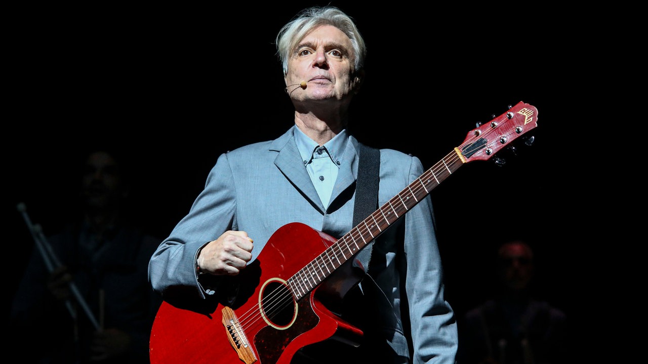 Der Musiker und Komponist David Byrne mit Gitarre 2021 in New York