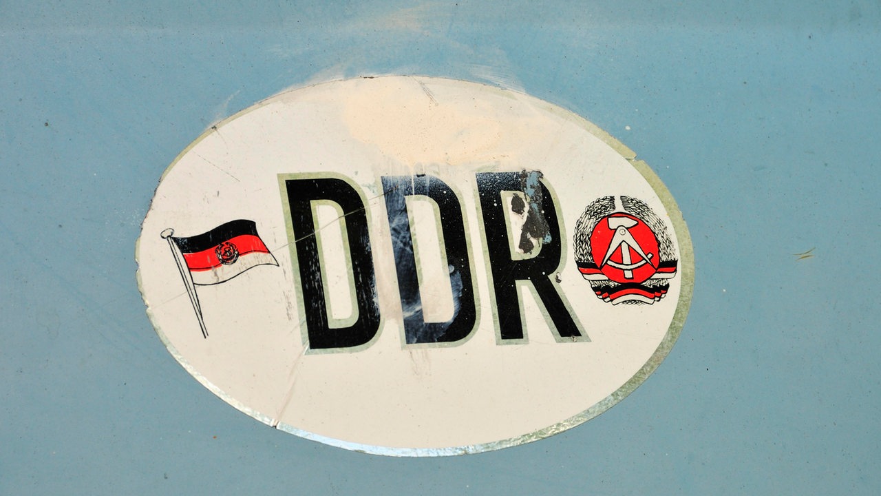 Ein verblichener DDR-Aufkleber auf einem Trabbi (Symbolbild)