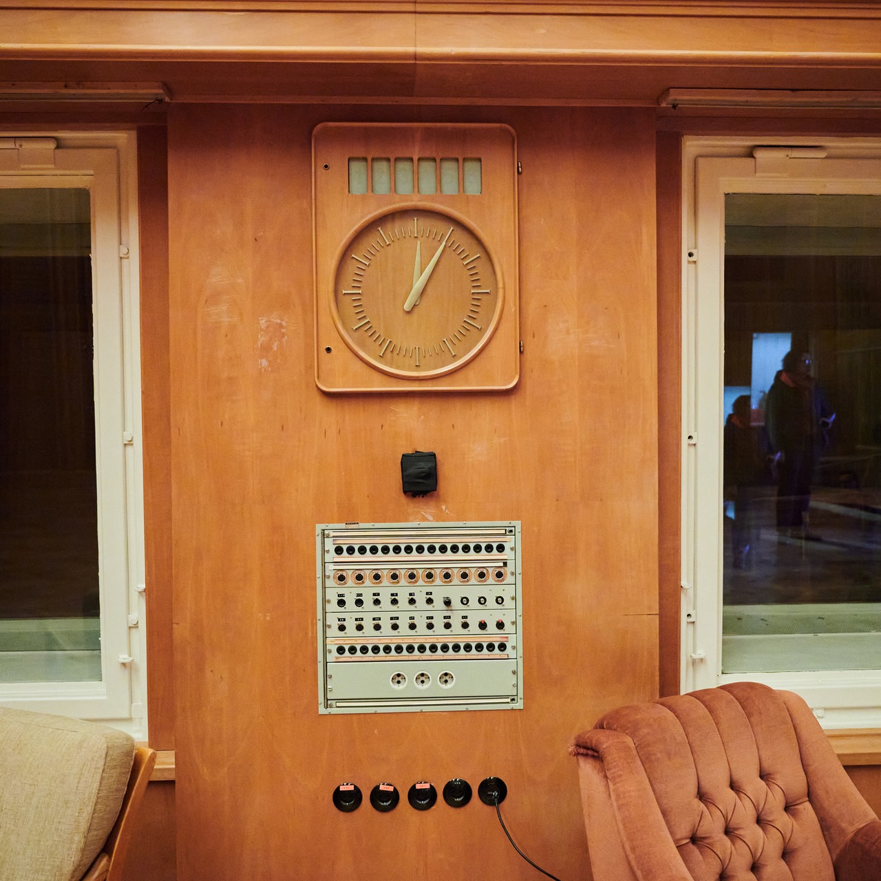 Eine Uhr, Schalthebel und Sessel sind im Saal 4 im ehemaligen Sendehause des DDR Rundfunks zu sehen.