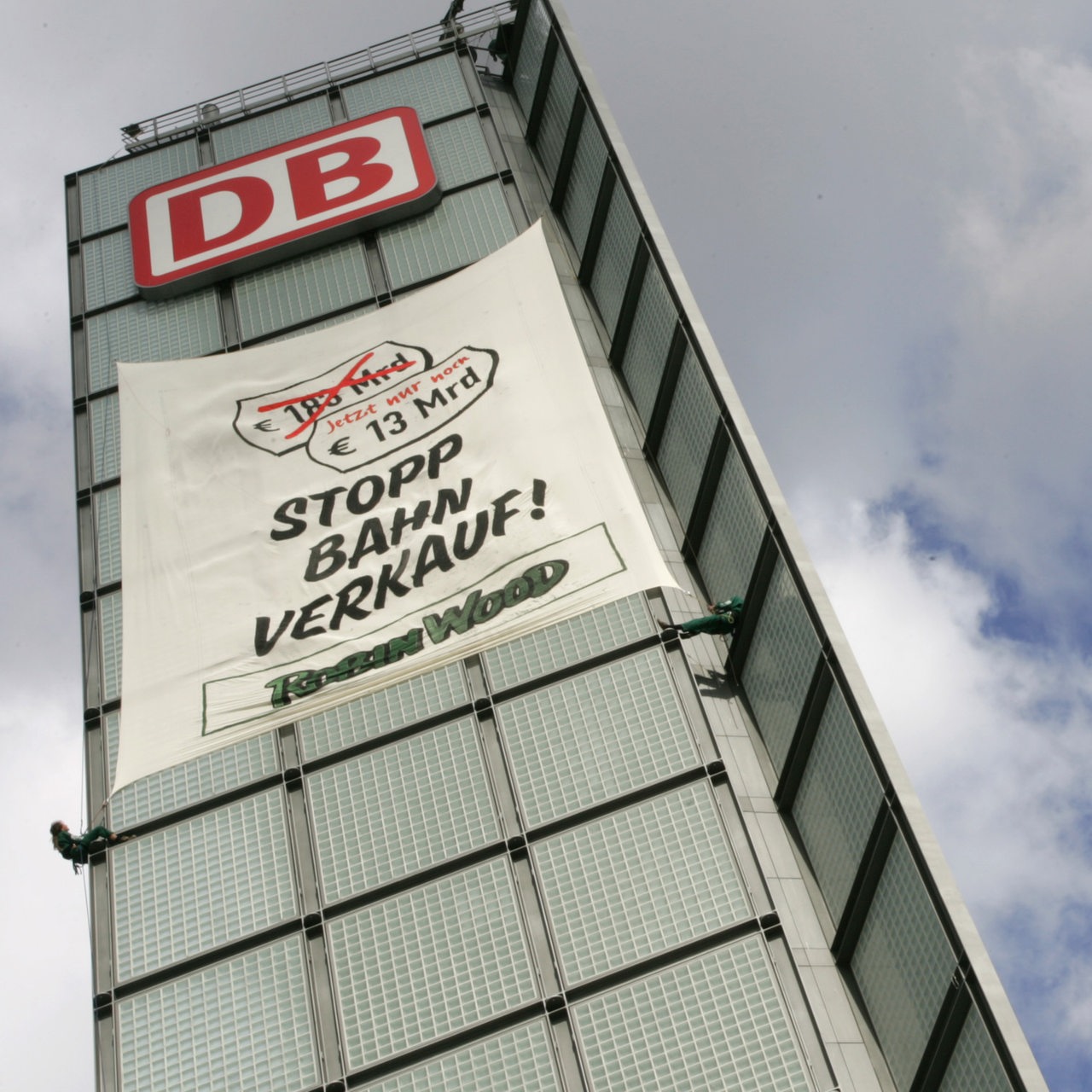 "Stopp Bahnverkauf" steht unter anderem auf einem 9 mal 13 Meter großen Transparent, das Aktivisten von Robin Wood aufgehängt haben, mit dem sie am Mittwoch (19.09.2007) am Hauptbahnhof in Berlin gegen die Privatisierung der Bahn demonstrieren.