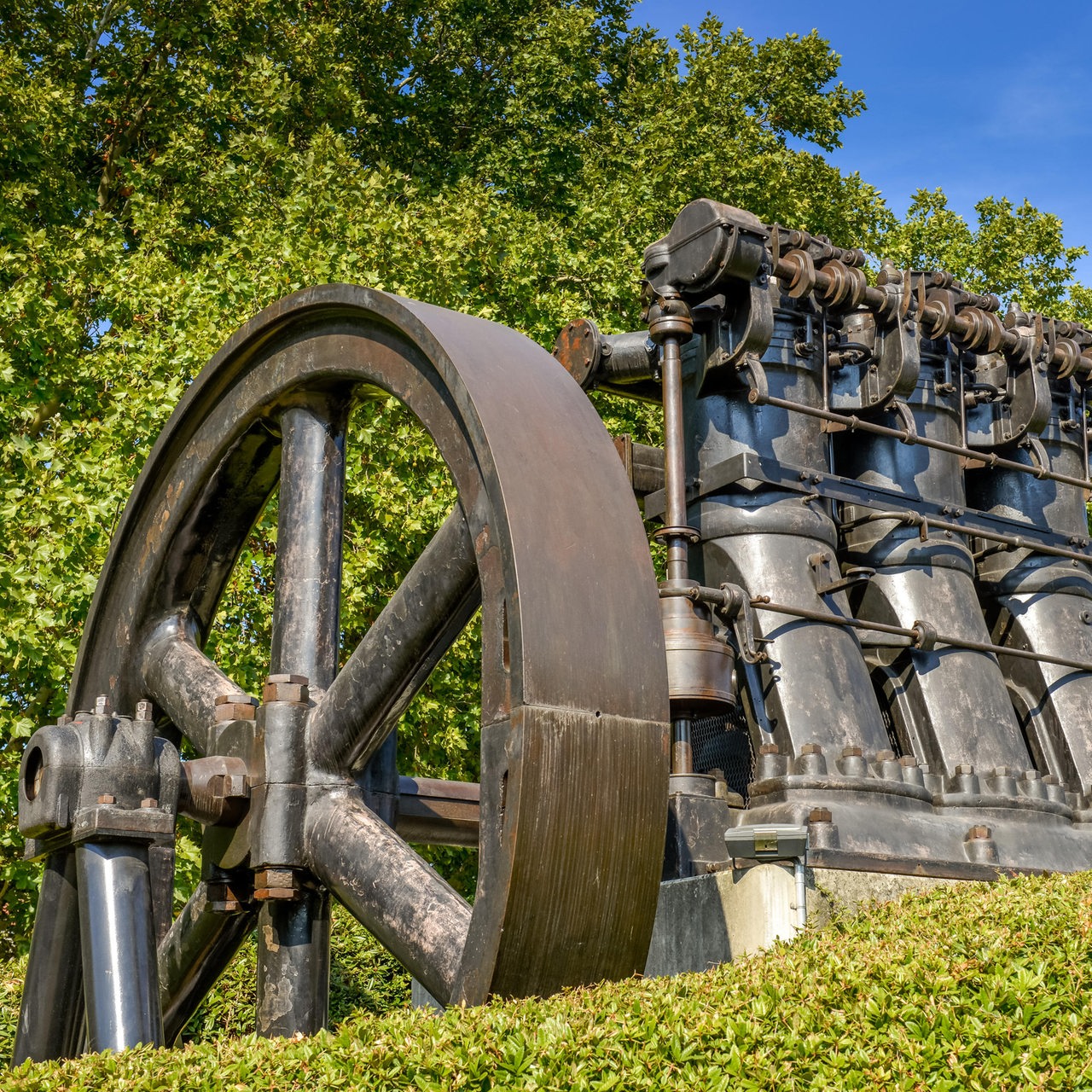 Ein alter Dieselmotor im Grünen