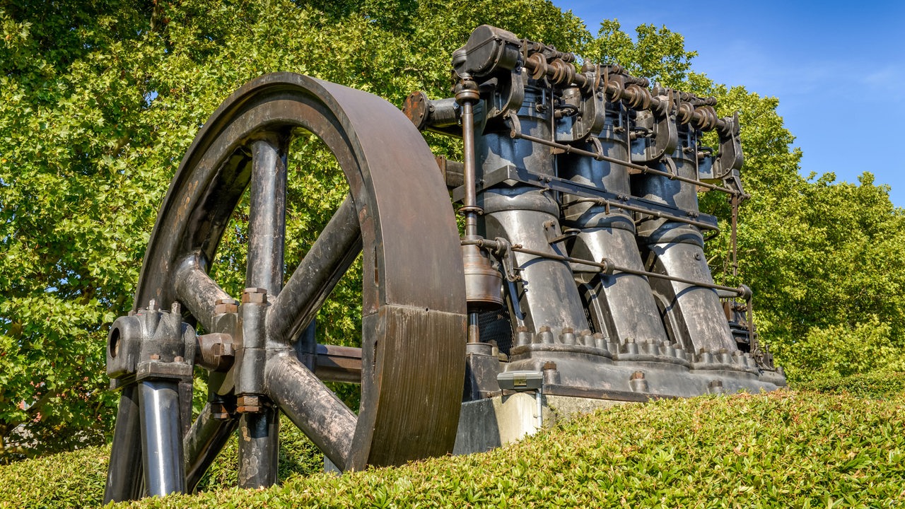 Ein alter Dieselmotor im Grünen