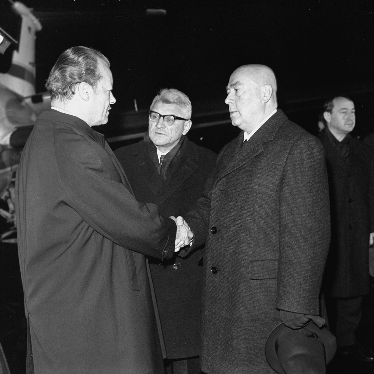 Der damalige Kanzler der BRD, Willy Brandt, begrüßt 1970 den polnischen Premierminister Jozef Cyrankiewicz am Flughafen in Warschau 