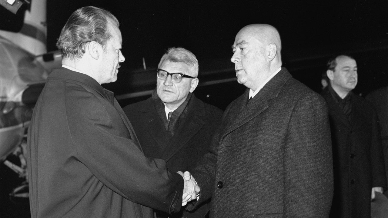 Der damalige Kanzler der BRD, Willy Brandt, begrüßt 1970 den polnischen Premierminister Jozef Cyrankiewicz am Flughafen in Warschau 